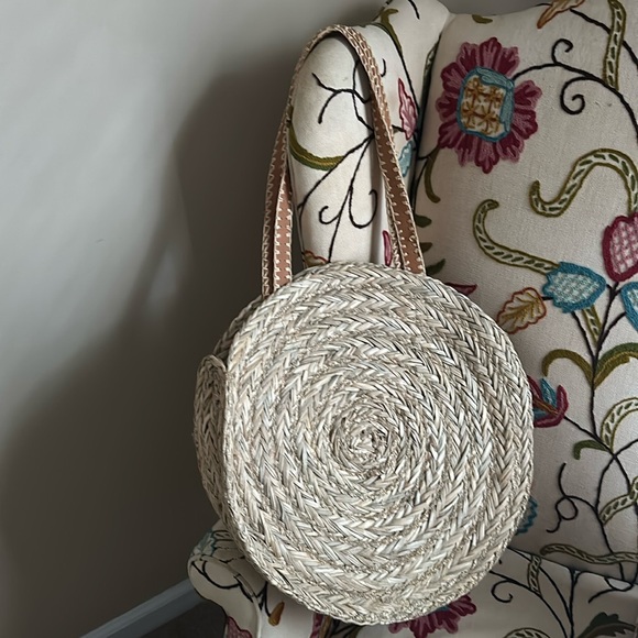 Large handheld straw tote bag (adorable for summer and the beach!!) - Picture 6 of 9